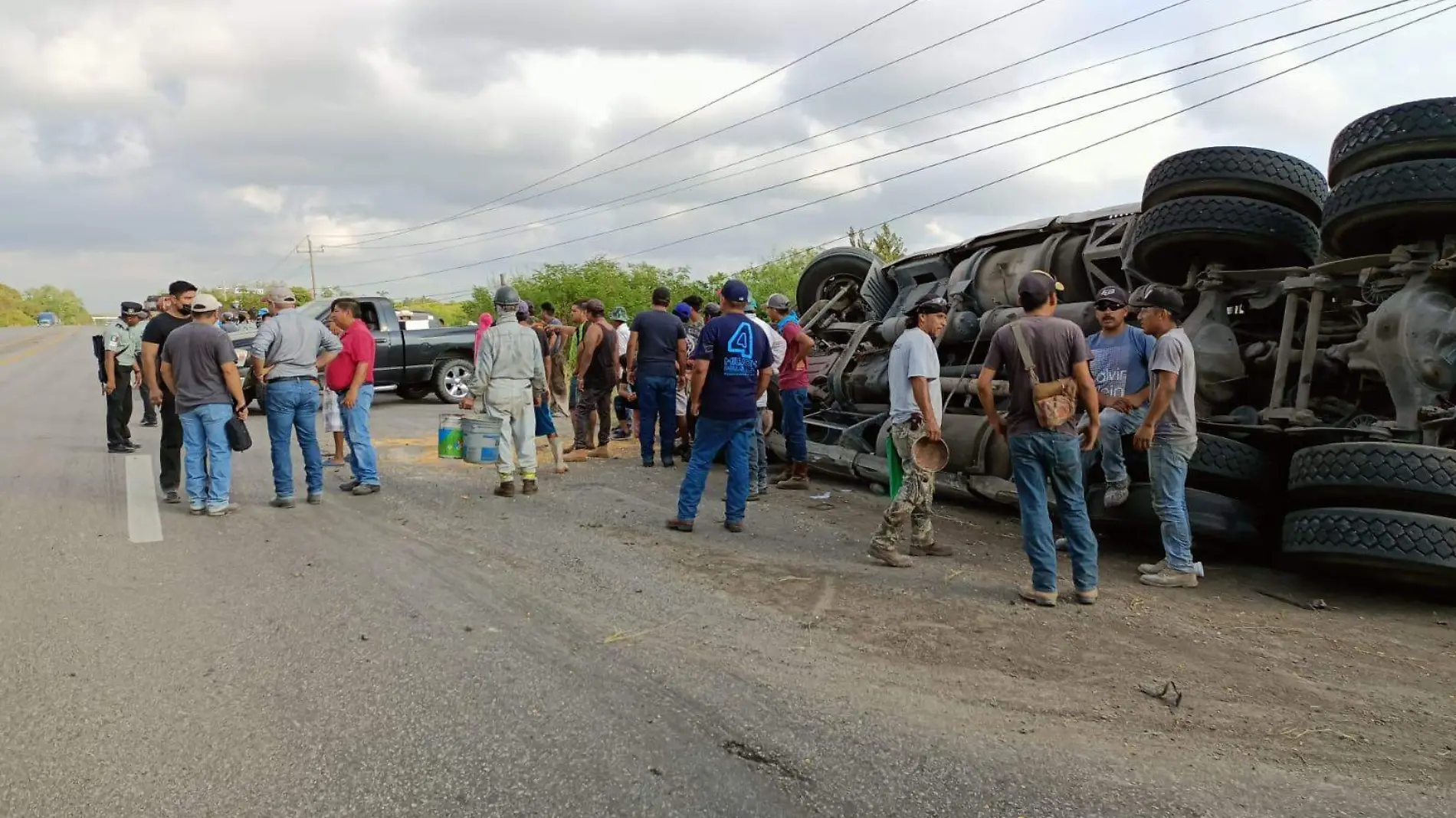 En la carretera federal Tampico-Valles un conductor terminó gravemente lesionado además de presentarse cuantiosos daños materiales debido a la salida de camino con volcadura de un tráiler 